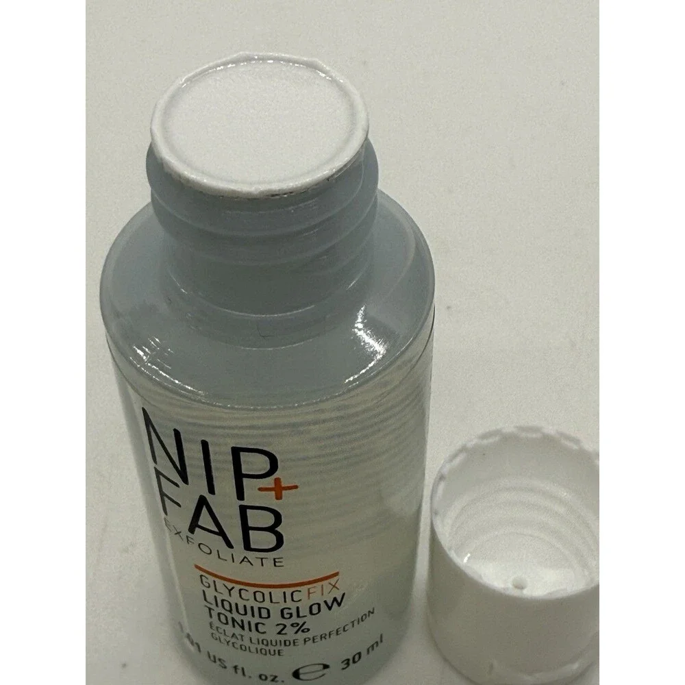 Nip + Fab Exfoliate Glycolic Glow Tonic 2% 1oz, Scrub Fix 0.7oz, Free Vitamin C‎